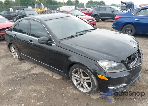 2013 Mercedes-Benz C 250 Luxury/Sport z USA, uszkodzony, nr VIN WDDGF4HB7DR295826